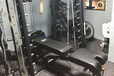 24/7Workout静岡店のトレーニングルーム。マシンとベンチが並ぶ店内