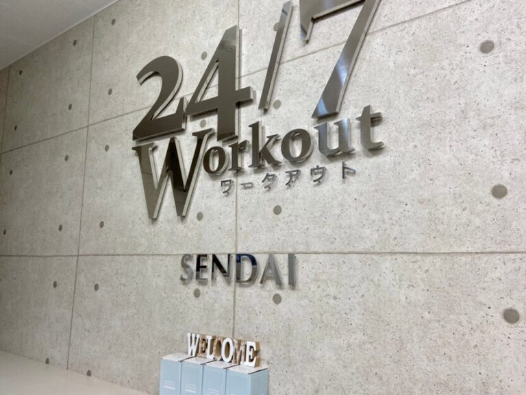 24/7Workout仙台店の入口。SENDAIのロゴが掲げられた受付前の様子